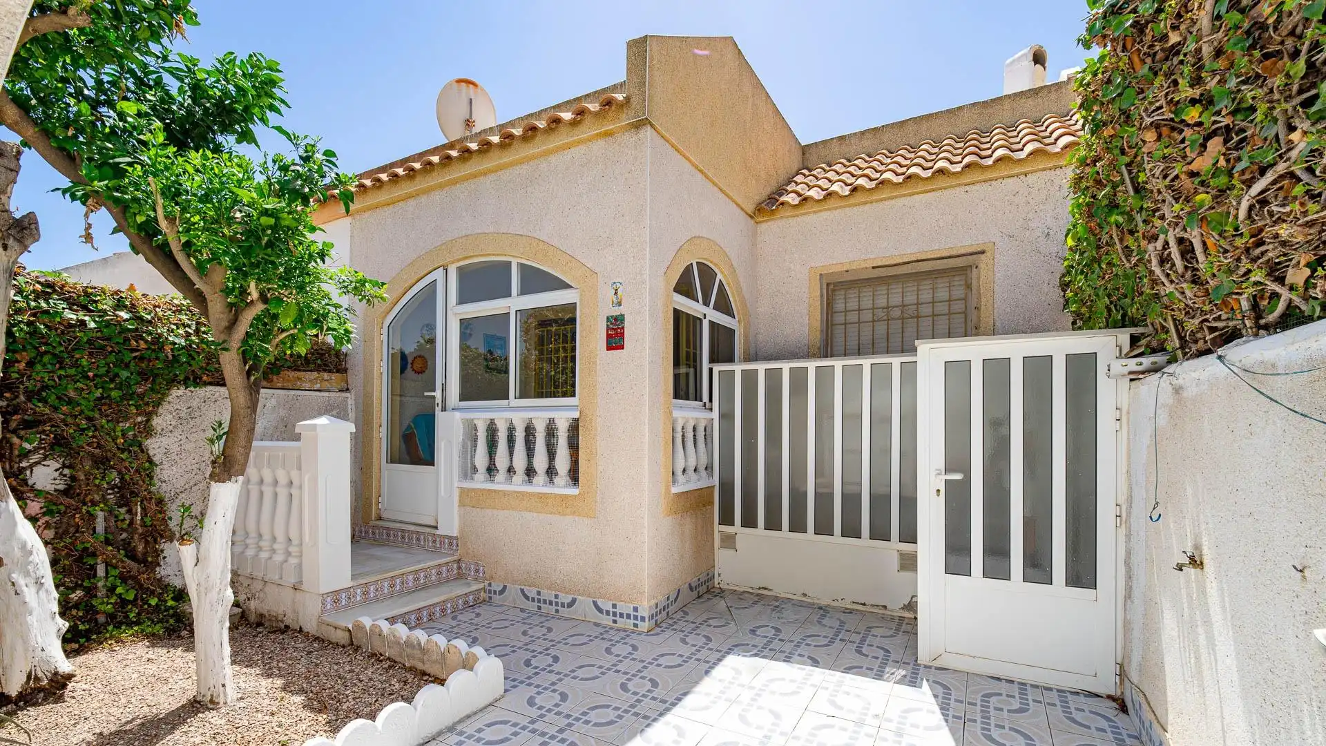 Vista exterior de Casa adosada en venda en Torrevieja amb Terrassa, Traster i Moblat