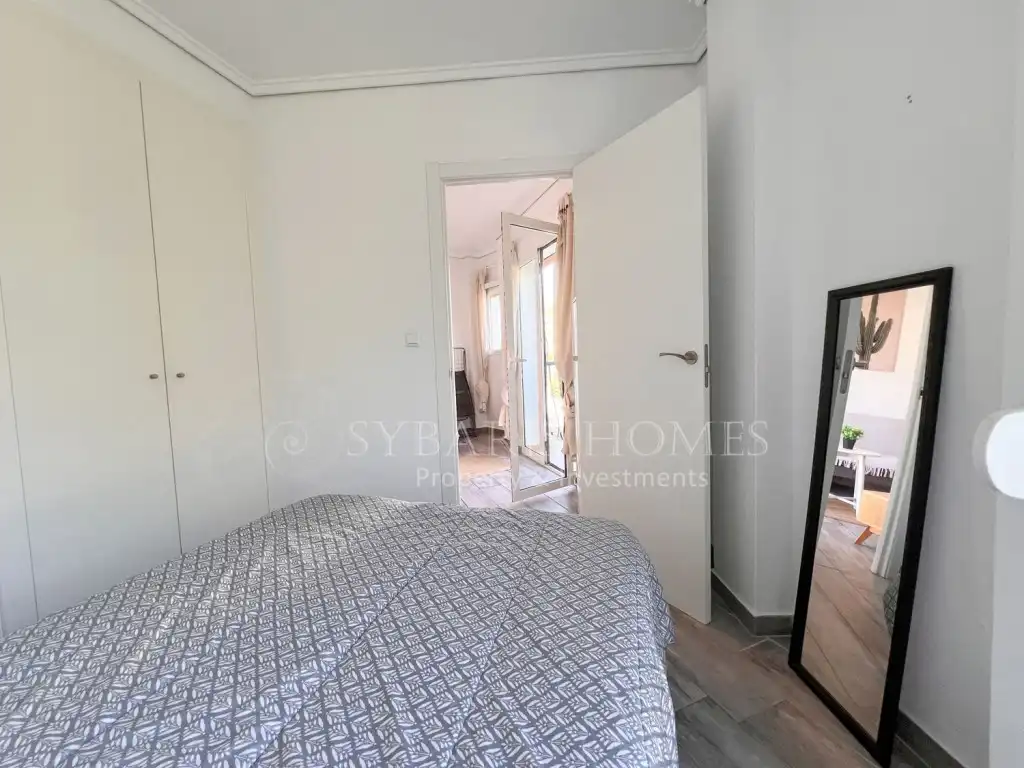 Habitación de Apartamento de alquiler en Dénia con Aire acondicionado, Jardín privado y Piscina