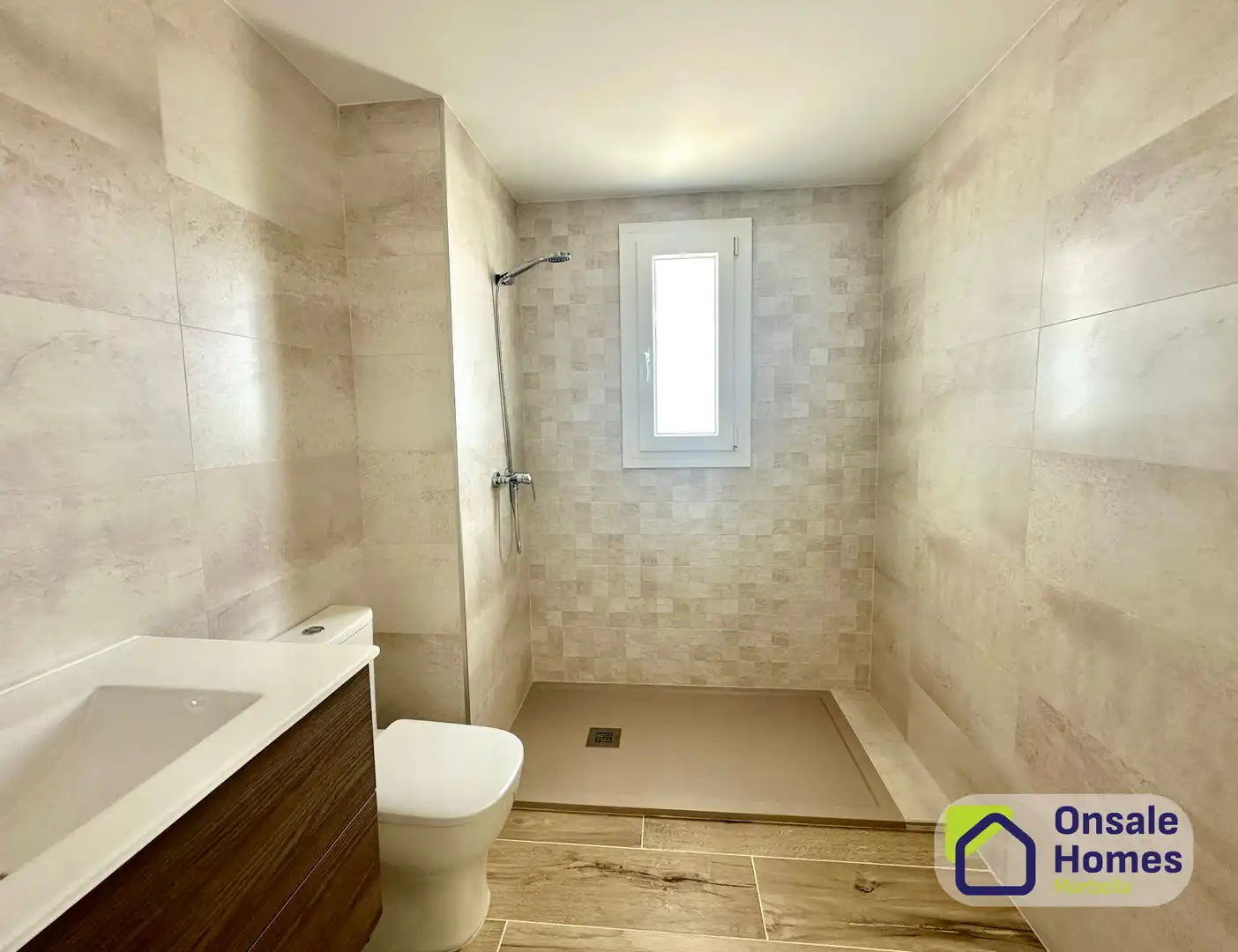 Badezimmer von Dachboden zur Miete in Marbella mit Klimaanlage, Terrasse und Abstellraum