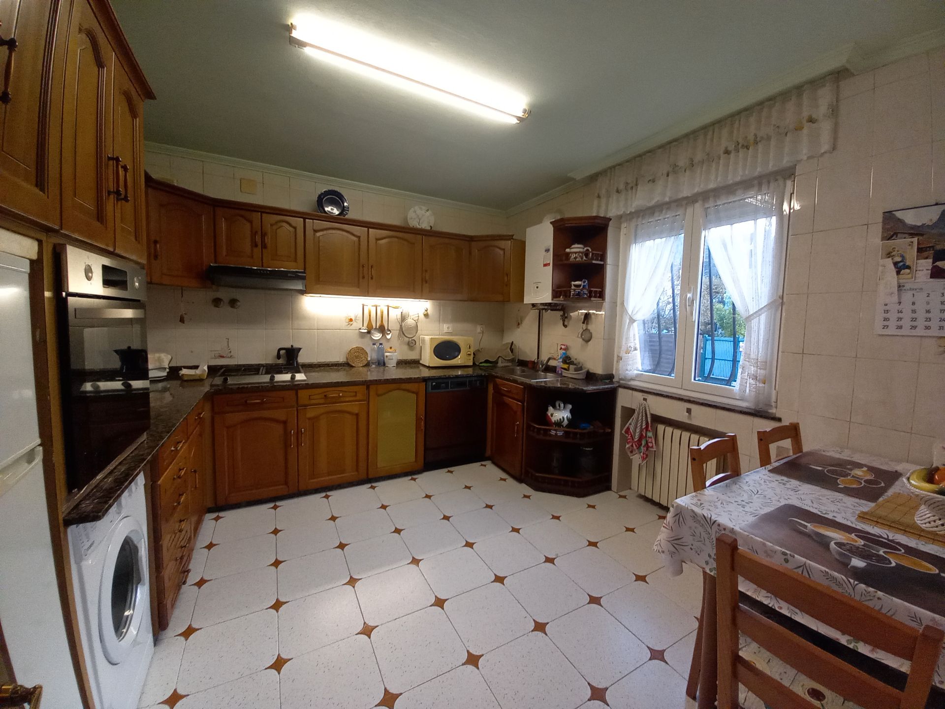 Cuina de Casa adosada en venda en Castrillón amb Calefacció, Terrassa i Traster