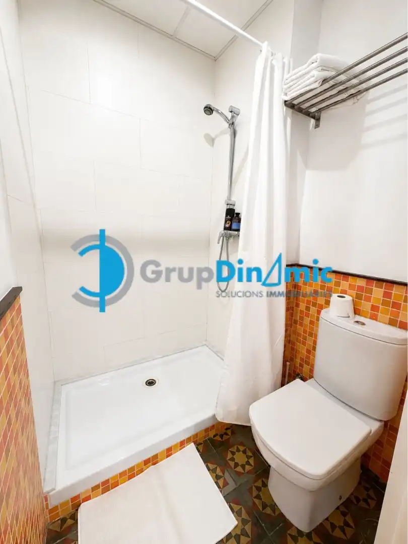 Badezimmer von Wohnung zum Verkauf in Palamós mit Parkett und Balkon