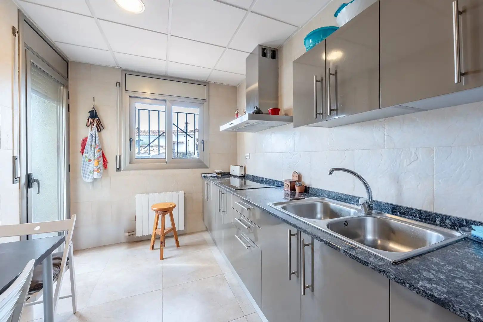 Cuina de Casa o xalet en venda en Calafell amb Calefacció, Jardí privat i Terrassa