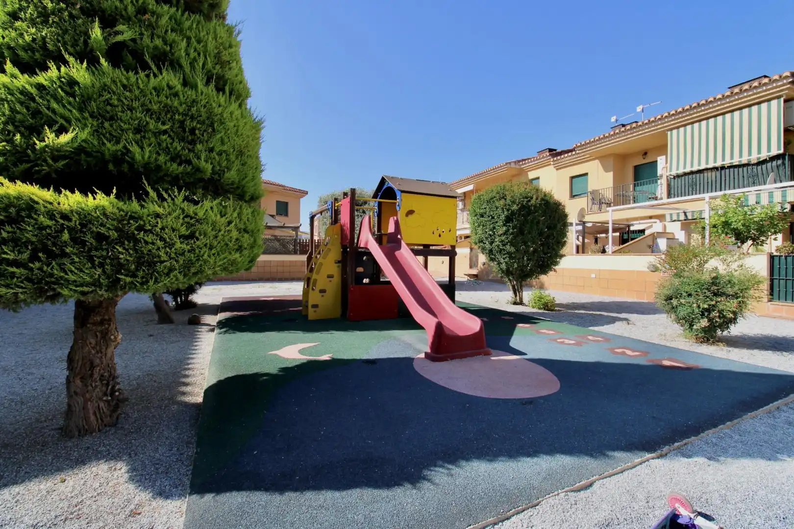 Vista exterior de Casa adosada en venda en Alhendín amb Jardí privat i Terrassa