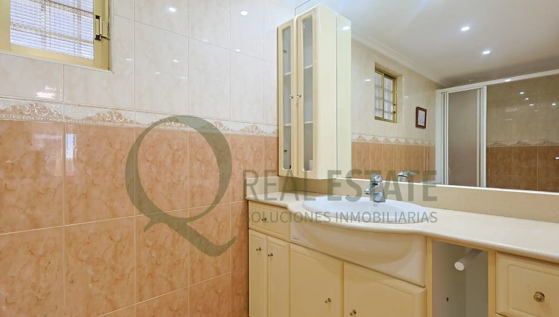 Wohnung zum Verkauf in Alicante / Alacant mit Heizung, Privatgarten und Terrasse