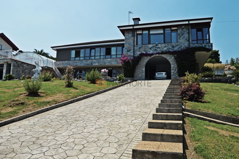 Vista exterior de Casa o xalet en venda en Laredo amb Calefacció, Jardí privat i Terrassa