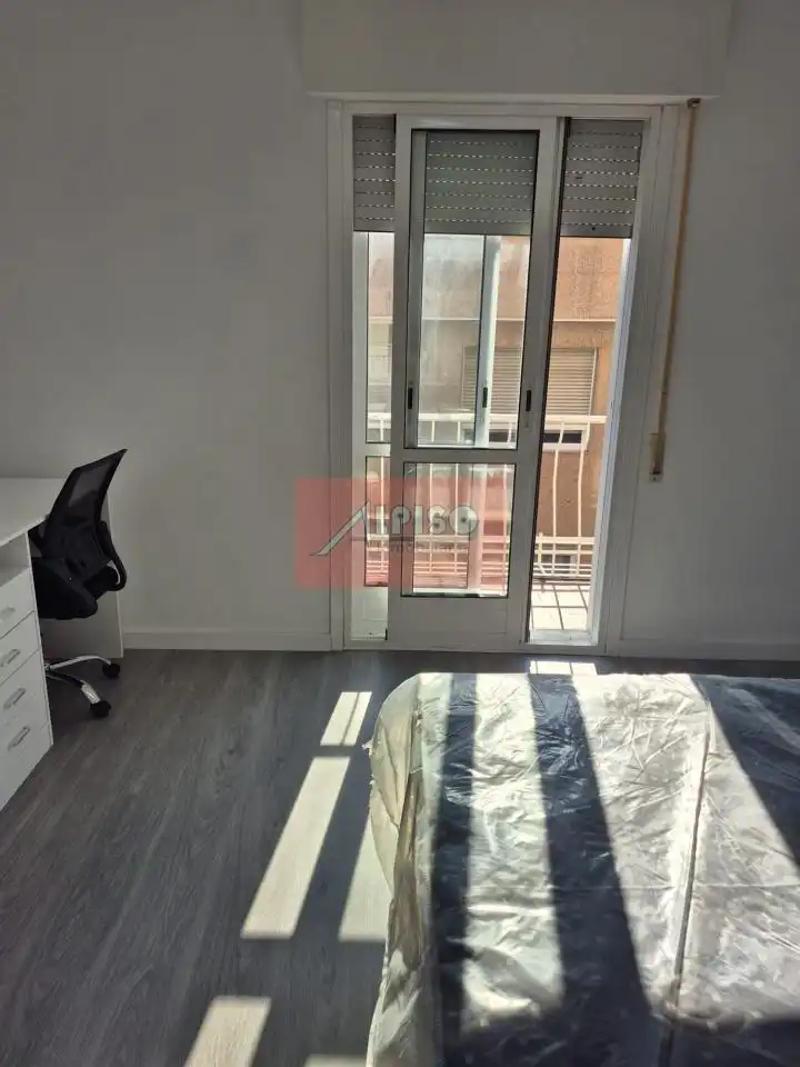 Habitación de Piso de alquiler en Ourense Capital  con Calefacción, Trastero y Amueblado