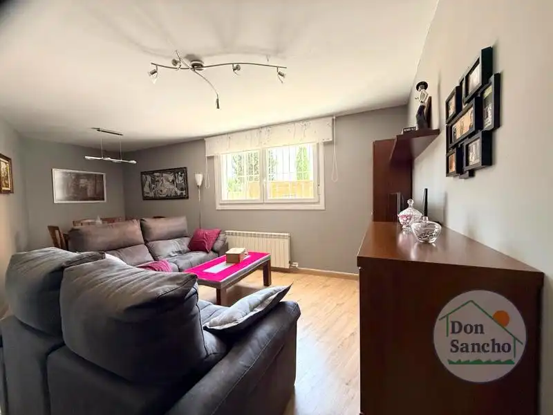 Sala de estar de Casa adosada en venta en Santovenia de Pisuerga con Calefacción y Terraza