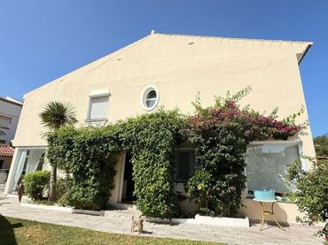 Casa aparellada amb piscina en venda a Avenida de los Botijos 1