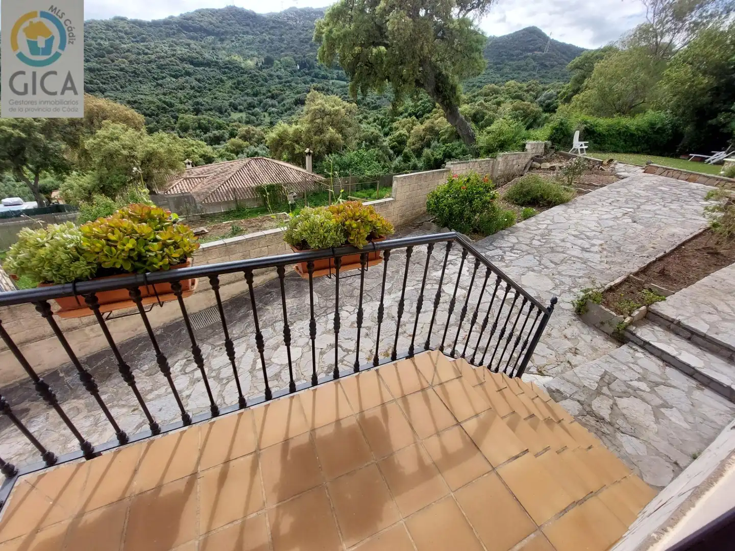 Terrassa de Casa o xalet en venda en Algeciras amb Aire condicionat, Jardí privat i Piscina