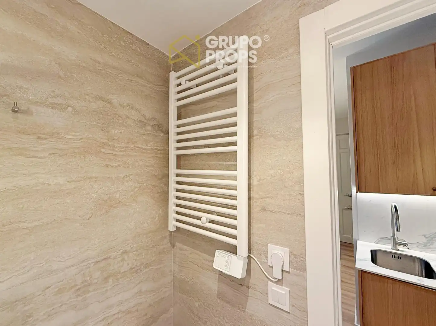 Bathroom of Apartments for rent in Madrid  with Air Conditioner and Heating