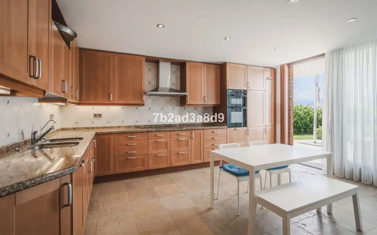 Cuina de Casa o xalet en venda en Marbella amb Aire condicionat, Jardí privat i Terrassa