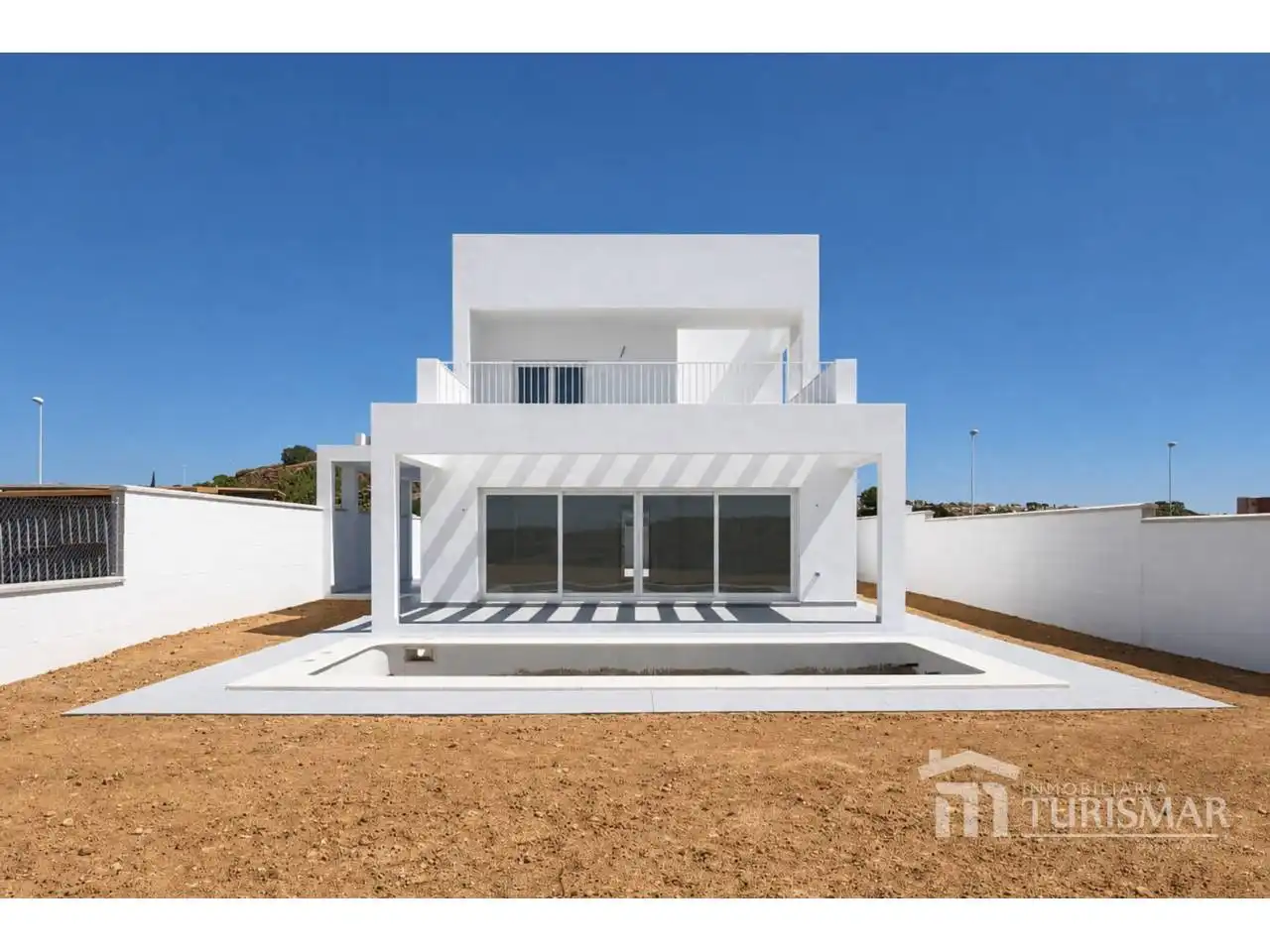 Detached house with pool for sale in Calle Luís Góngora 1