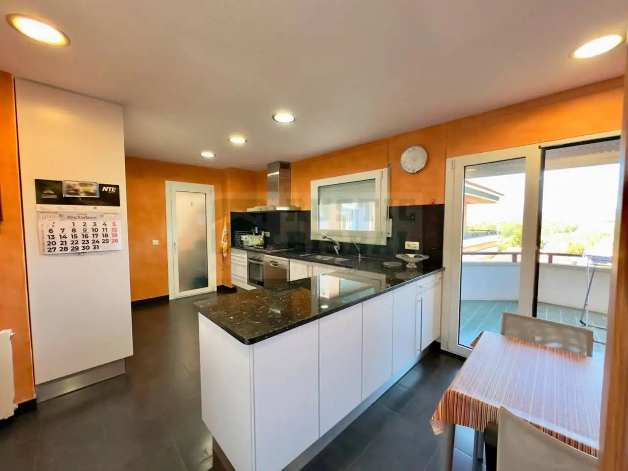Kitchen of Flat for sale in La Bisbal d'Empordà  with Air Conditioner, Heating and Terrace