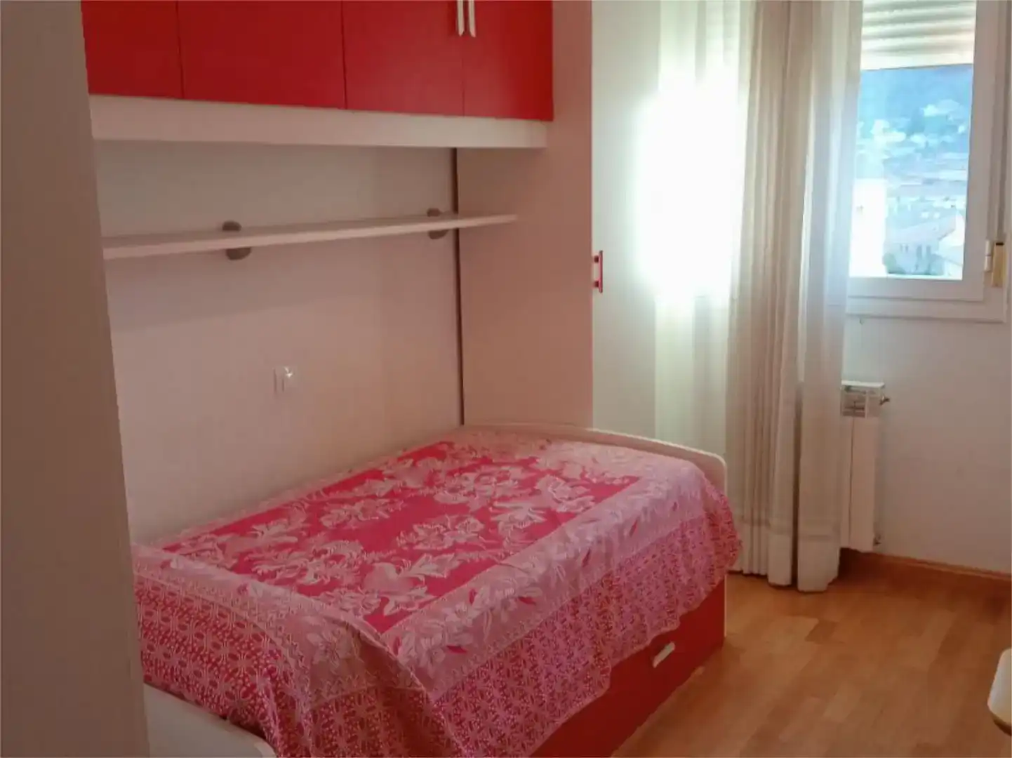 Habitación de Piso en venta en Pradoluengo con Parquet y Balcón