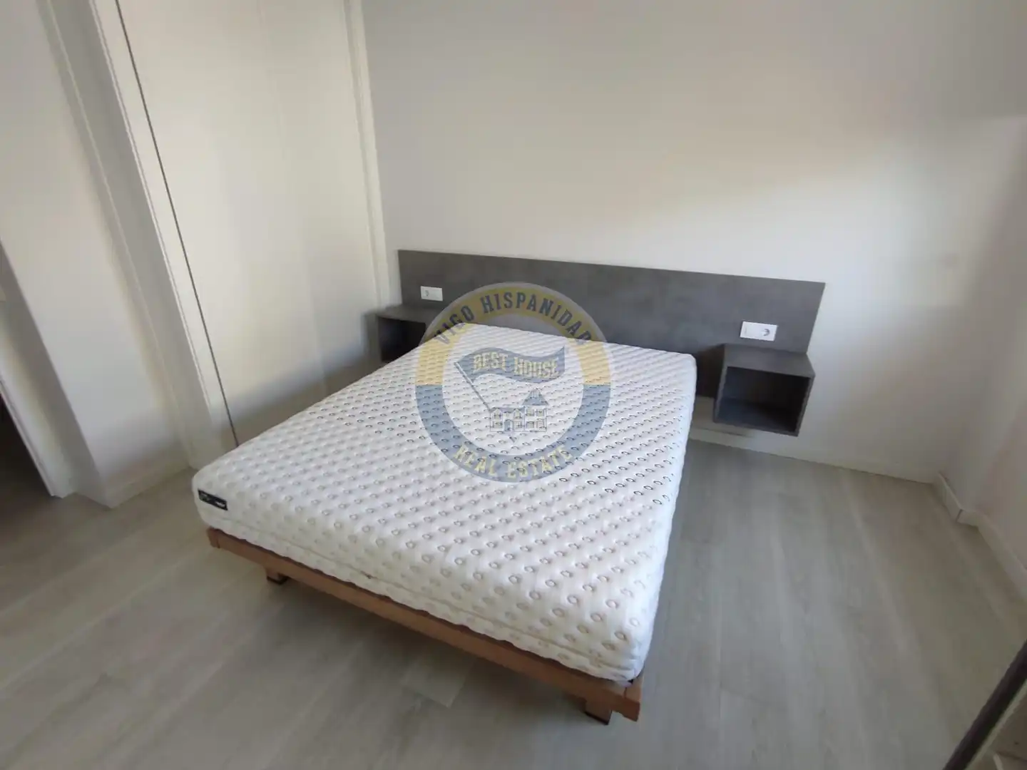Dormitori de Pis de lloguer en Vigo  amb Calefacció, Parquet i Moblat