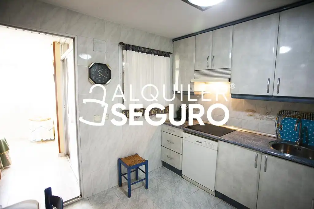 Cuina de Pis de lloguer en Madrid amb Aire condicionat, Calefacció i Terrassa