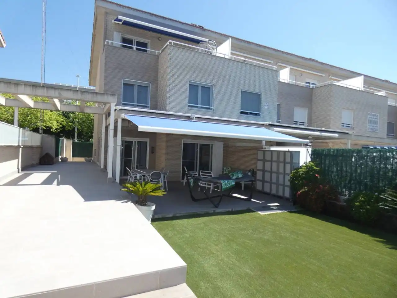 Terrasse von Einfamilien-Reihenhaus zum Verkauf in Benicarló mit Klimaanlage, Heizung und Privatgarten