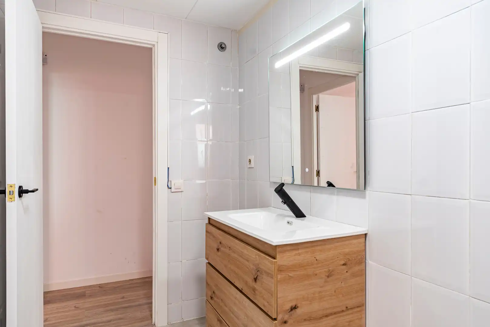 Badezimmer von Wohnung zum Verkauf in Mataró mit Parkett, Terrasse und Balkon