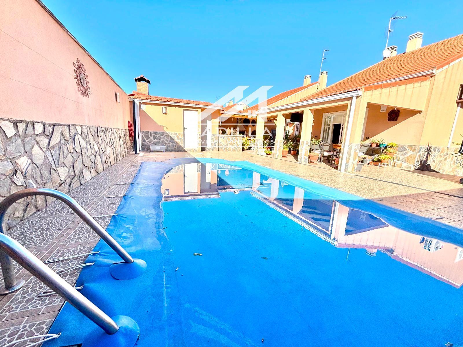 Piscina de Casa adosada en venda en Las Ventas de Retamosa amb Aire condicionat, Calefacció i Traster