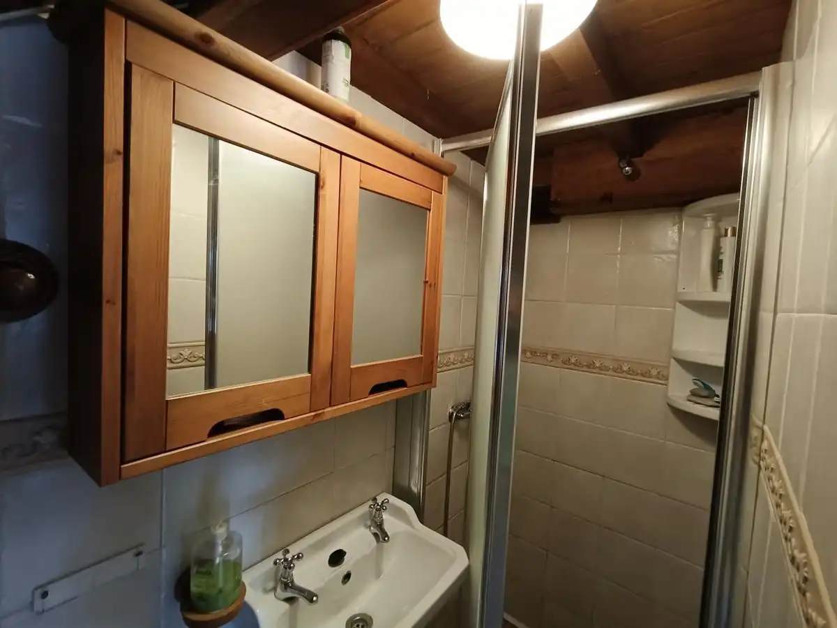 Badezimmer von Einfamilien-Reihenhaus zum Verkauf in Llanes mit Heizung und Möbliert