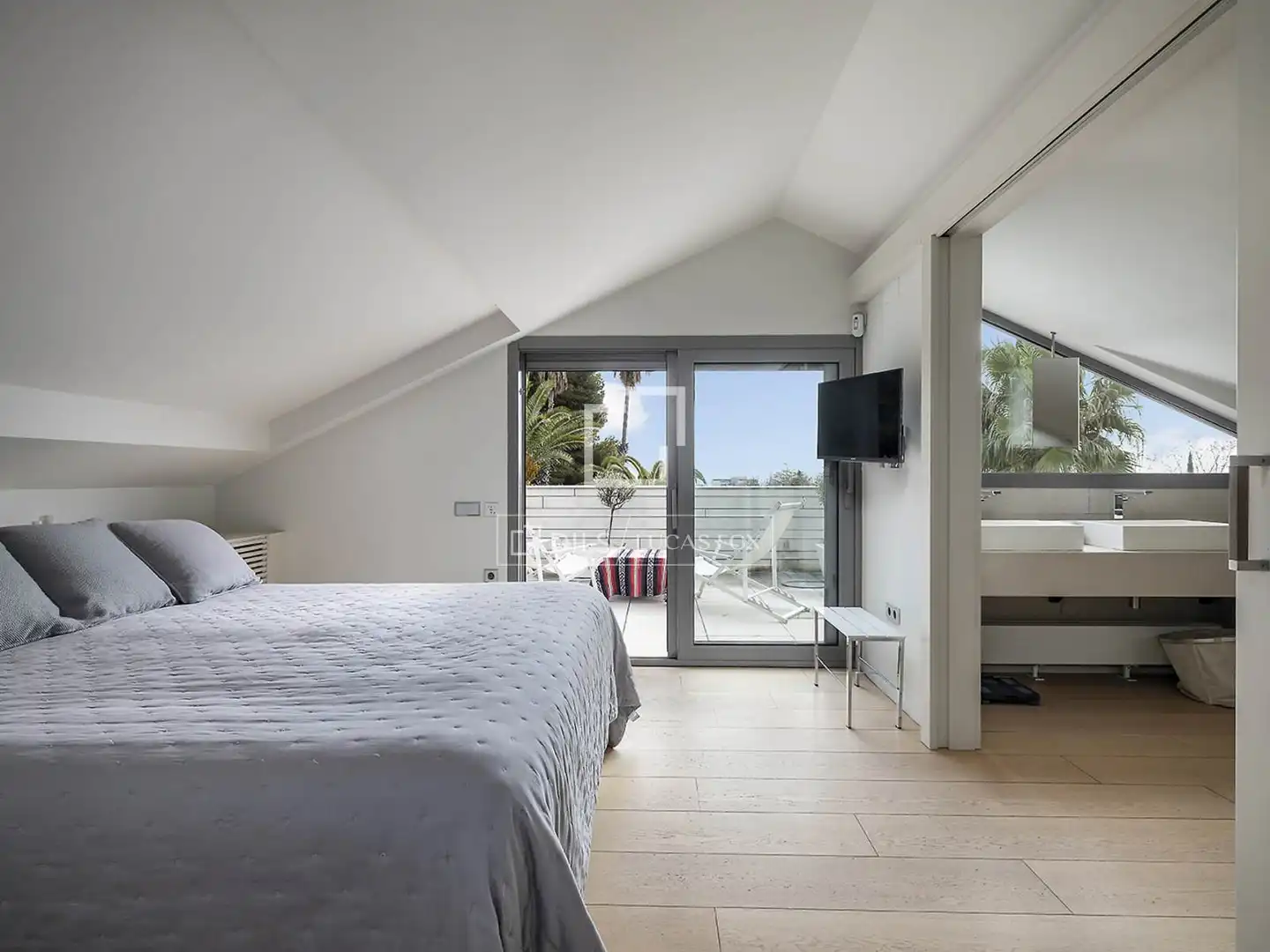 Dormitori de Casa o xalet en venda en Barcelona amb Aire condicionat, Calefacció i Jardí privat