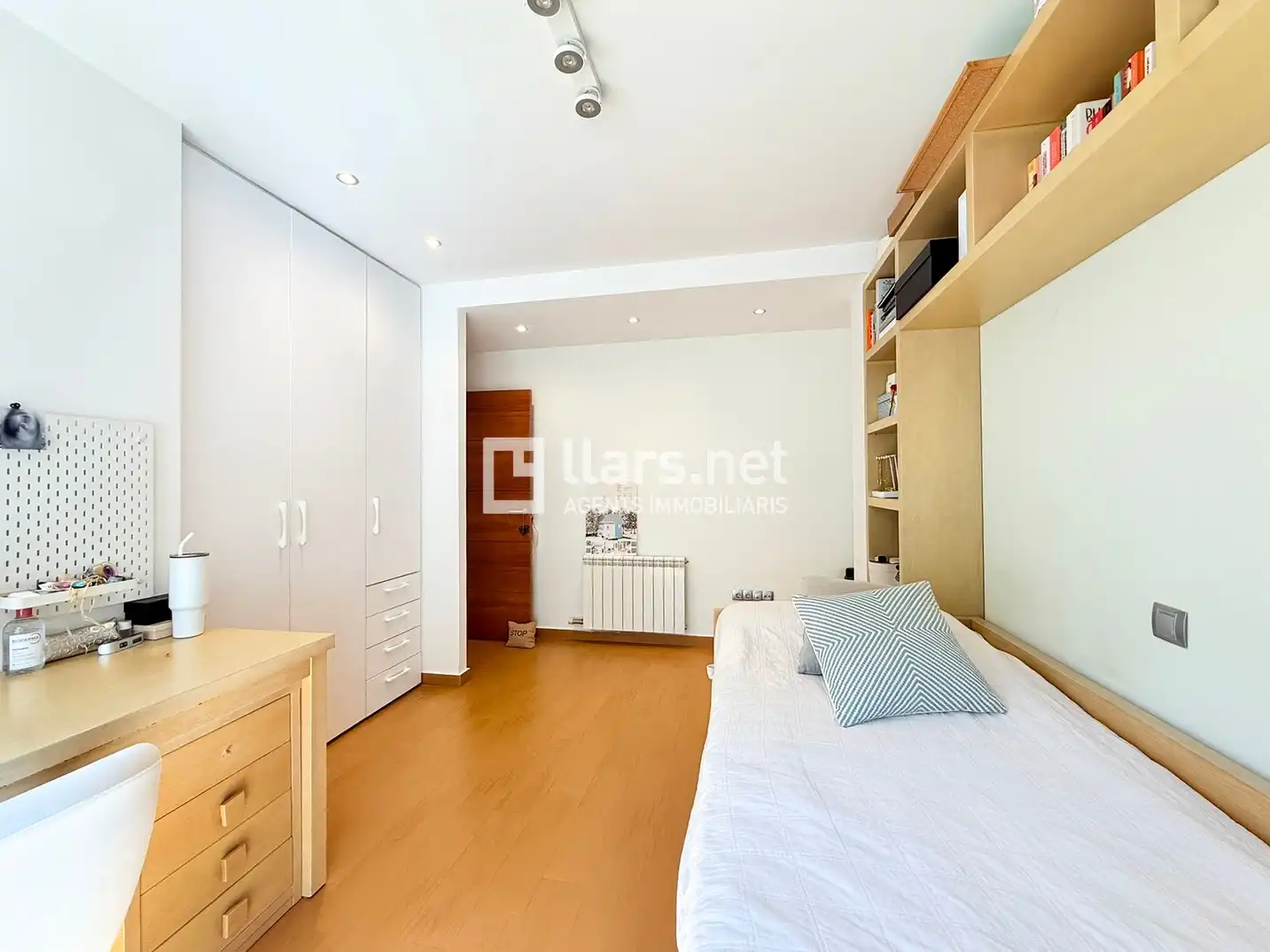 Schlafzimmer von Einfamilien-Reihenhaus zum Verkauf in Vilanova i la Geltrú mit Klimaanlage, Heizung und Parkett