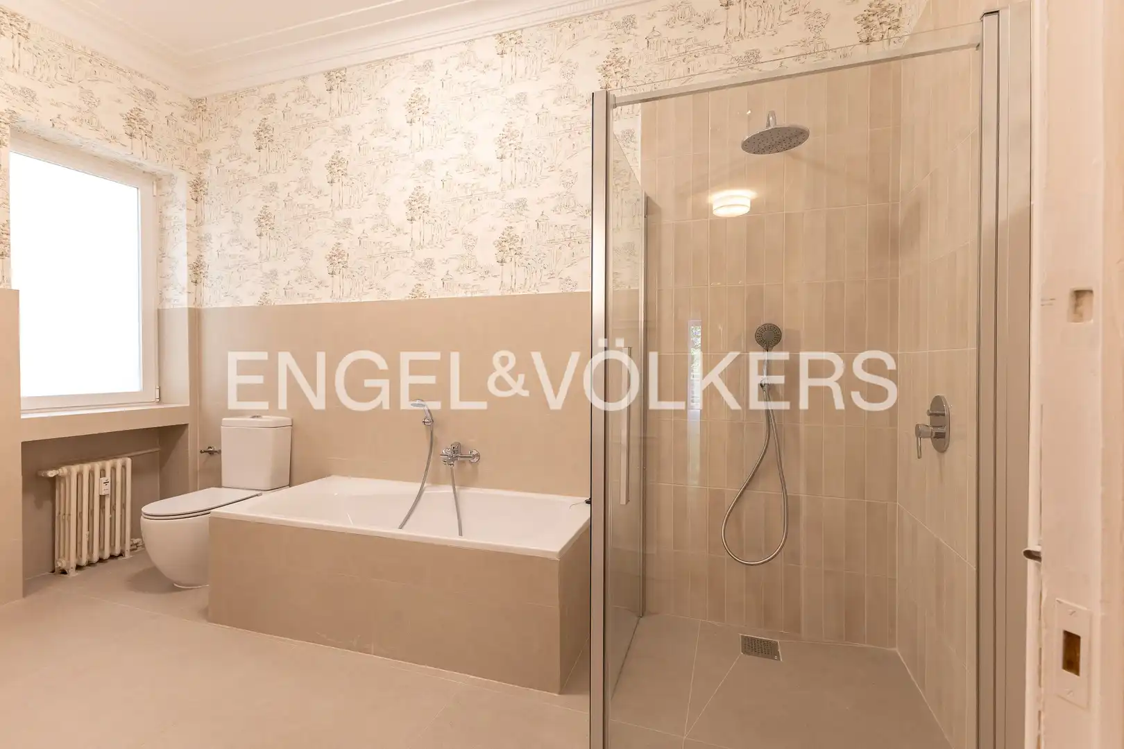 Bathroom of Flat for rent in Madrid  with Air Conditioner, Heating and Balcony