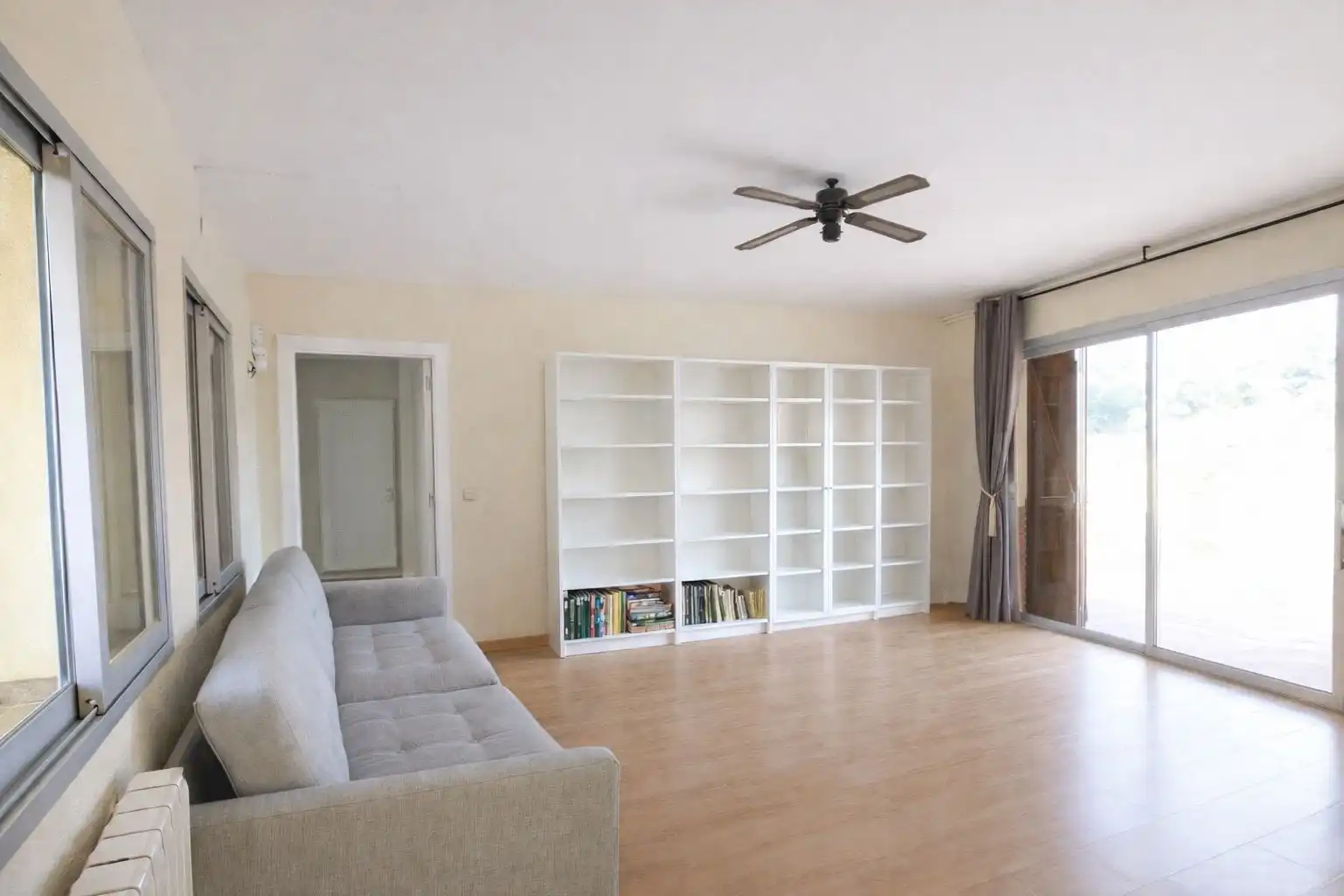 Sala d'estar de Casa o xalet en venda en Calafell amb Aire condicionat, Jardí privat i Terrassa