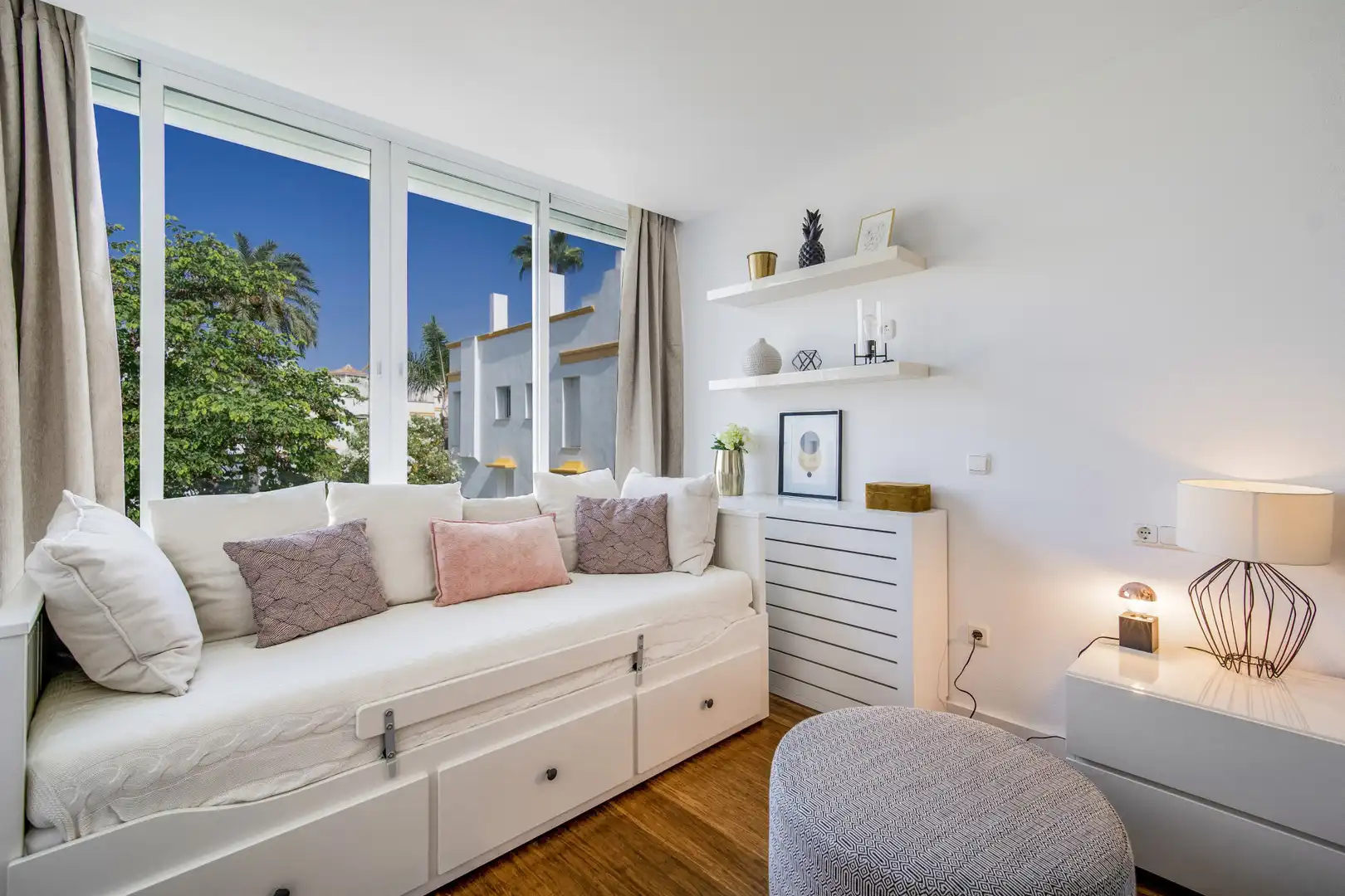 Dormitori de Casa adosada en venda en Marbella amb Aire condicionat, Jardí privat i Terrassa