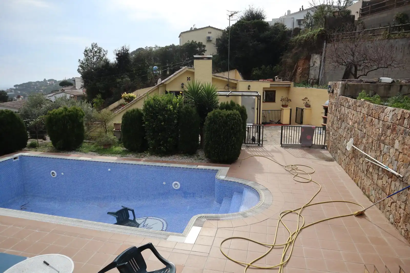 Schwimmbecken von Einfamilien-Reihenhaus zum Verkauf in Tossa de Mar mit Klimaanlage, Privatgarten und Terrasse
