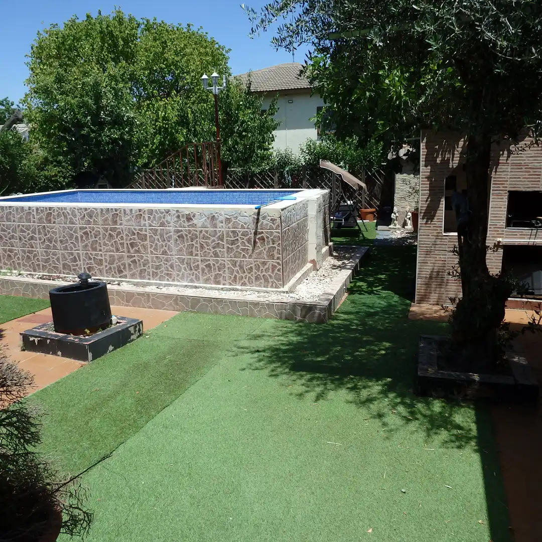 Piscina de Casa o xalet en venda en Cedillo del Condado amb Aire condicionat, Calefacció i Jardí privat