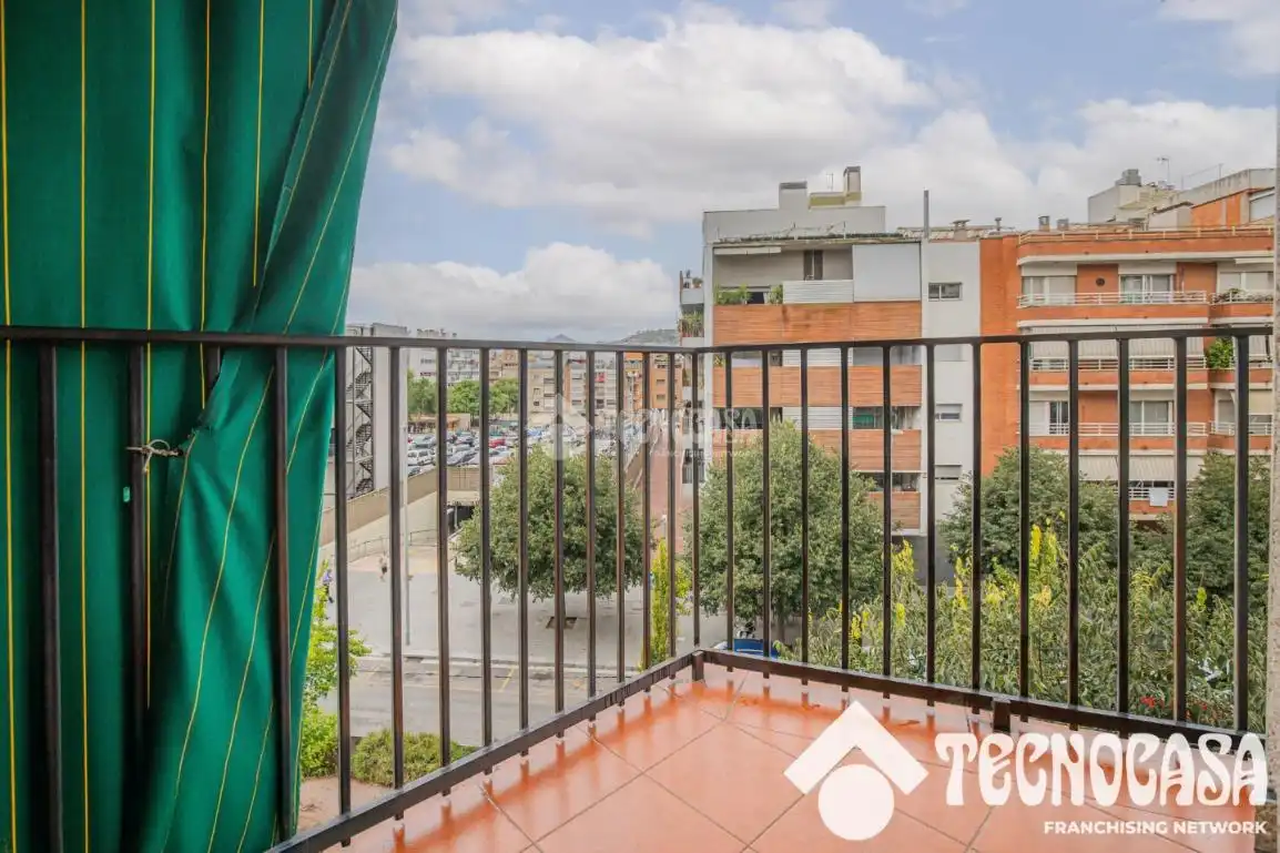 Vista exterior de Pis en venda en Santa Coloma de Gramenet amb Aire condicionat, Calefacció i Balcó