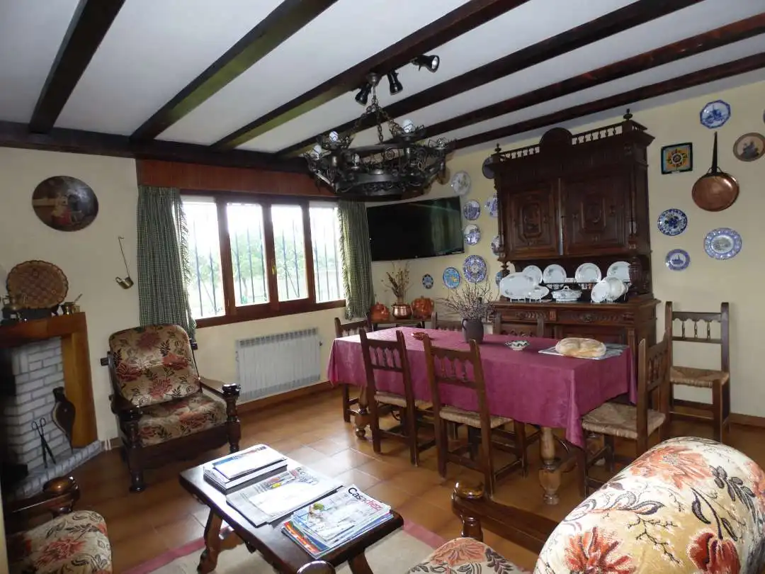 Comedor de Casa o chalet en venta en Villarcayo de Merindad de Castilla la Vieja con Calefacción, Terraza y Piscina