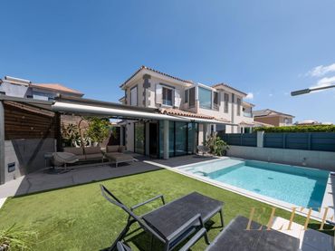 Casa aparellada amb piscina en venda a Calle Mar Mediterraneo 26