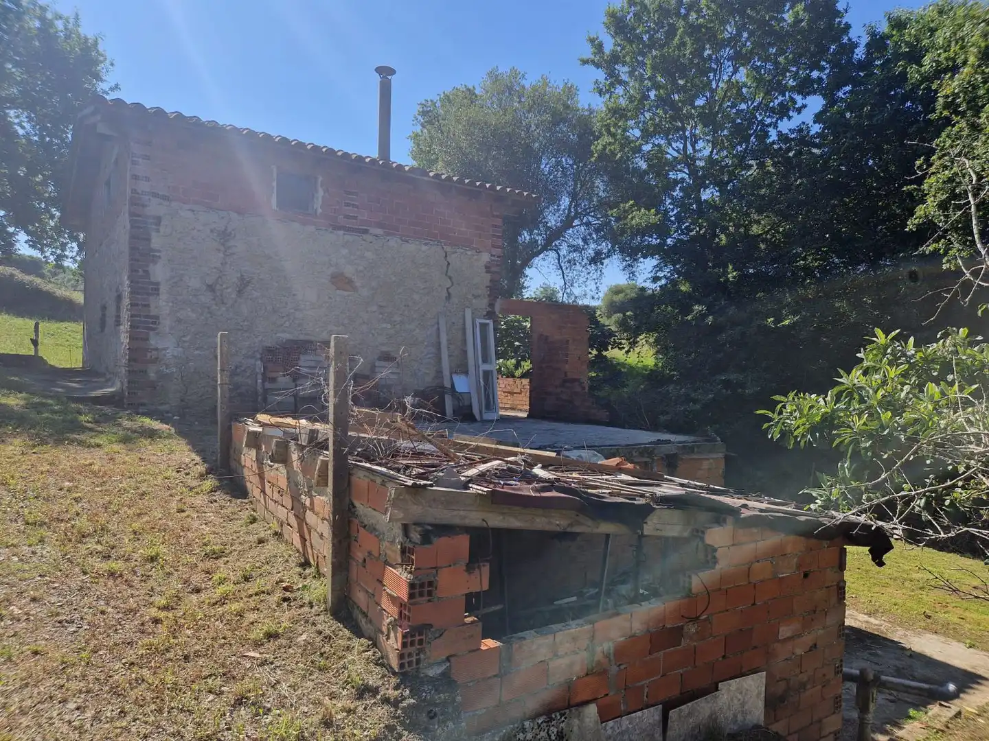Vista exterior de Casa o xalet en venda en Camargo amb Terrassa, Traster i Balcó