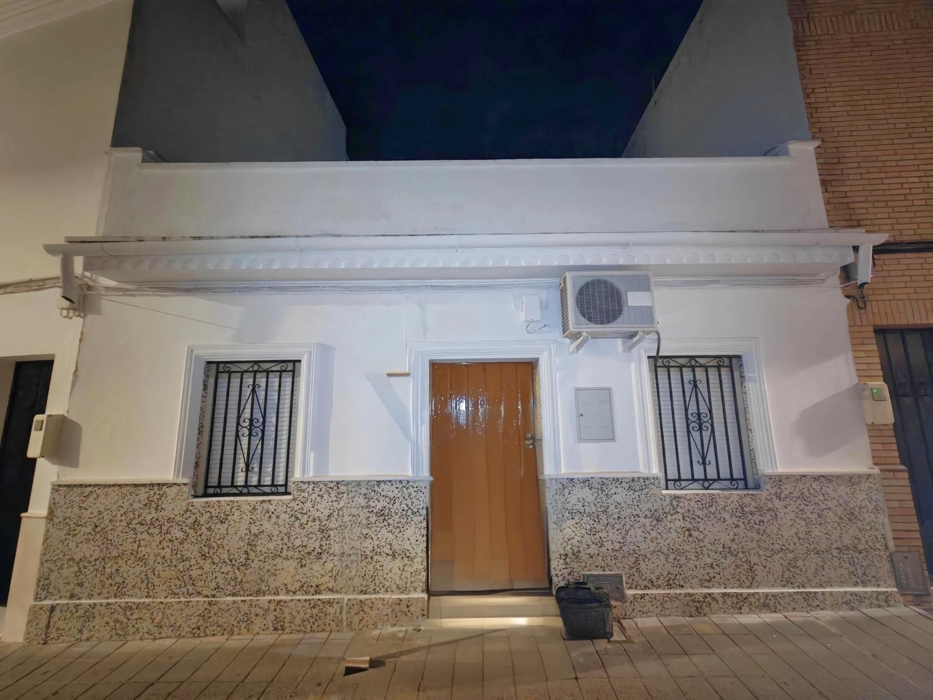 Vista exterior de Casa adosada en venda en Fuentes de Andalucía amb Aire condicionat i Terrassa