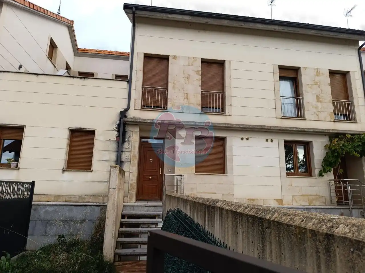Vista exterior de Casa o chalet en venta en Sariegos con Calefacción, Jardín privado y Parquet
