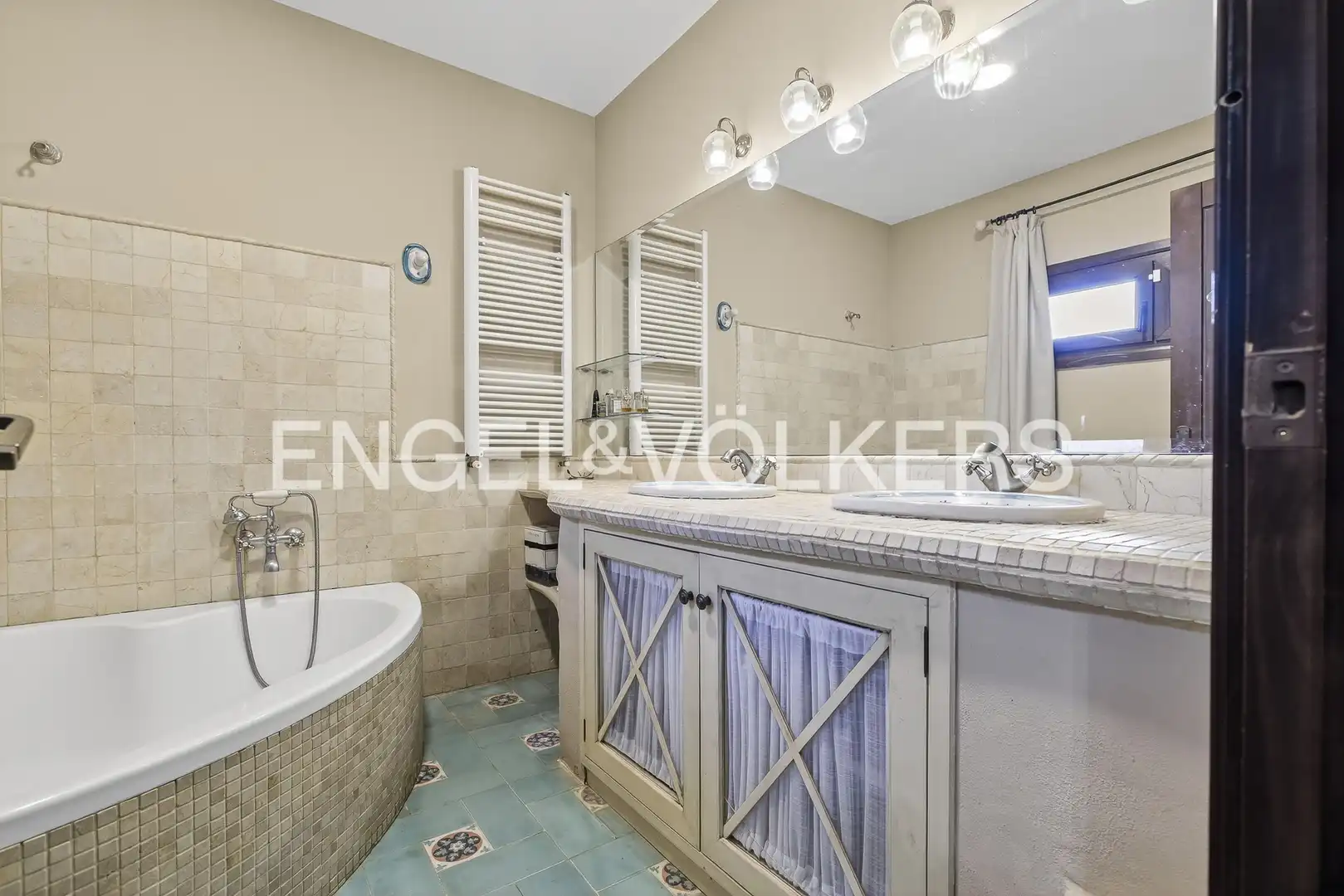 Baño de Finca rústica de alquiler en La Puebla del Río con Aire acondicionado, Calefacción y Jardín privado