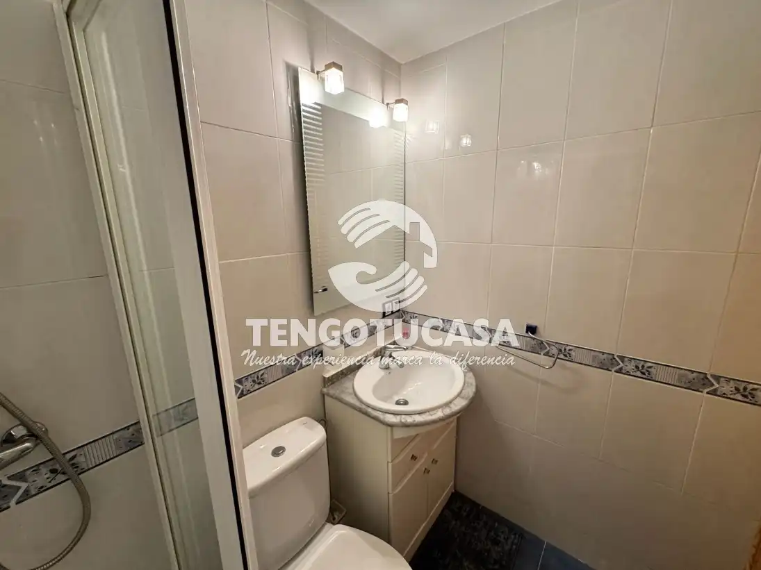 Baño de Piso en venta en Madrid con Calefacción, Trastero y Horno
