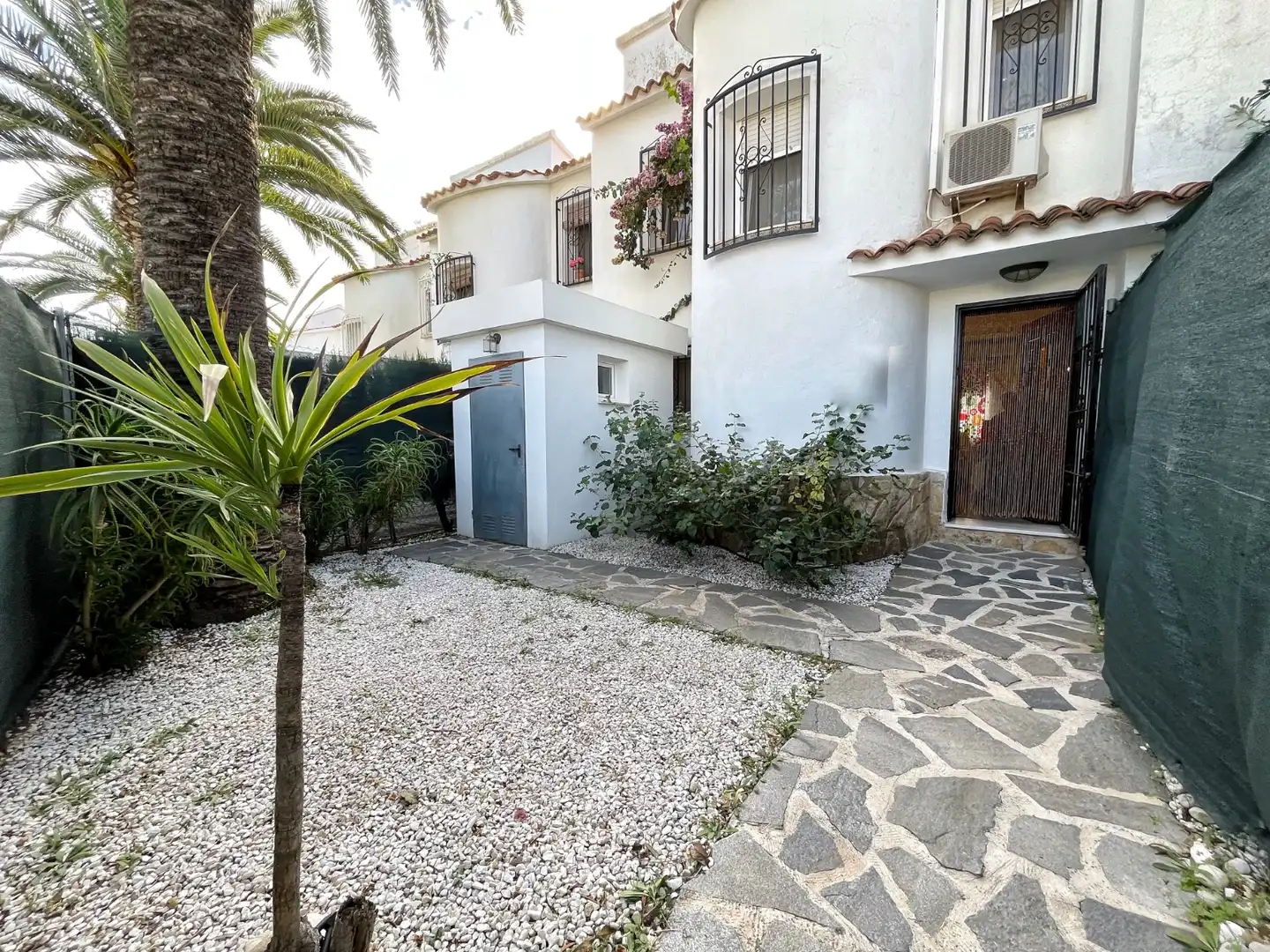 Vista exterior de Casa adosada en venta en Dénia con Aire acondicionado, Terraza y Piscina