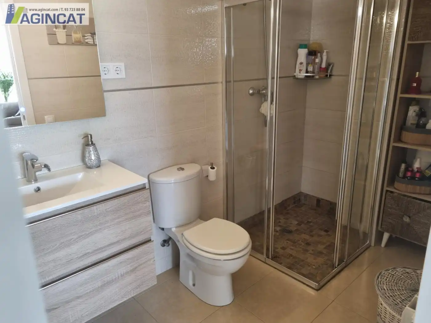 Baño de Ático en venta en Sabadell con Terraza, Amueblado y Alarma
