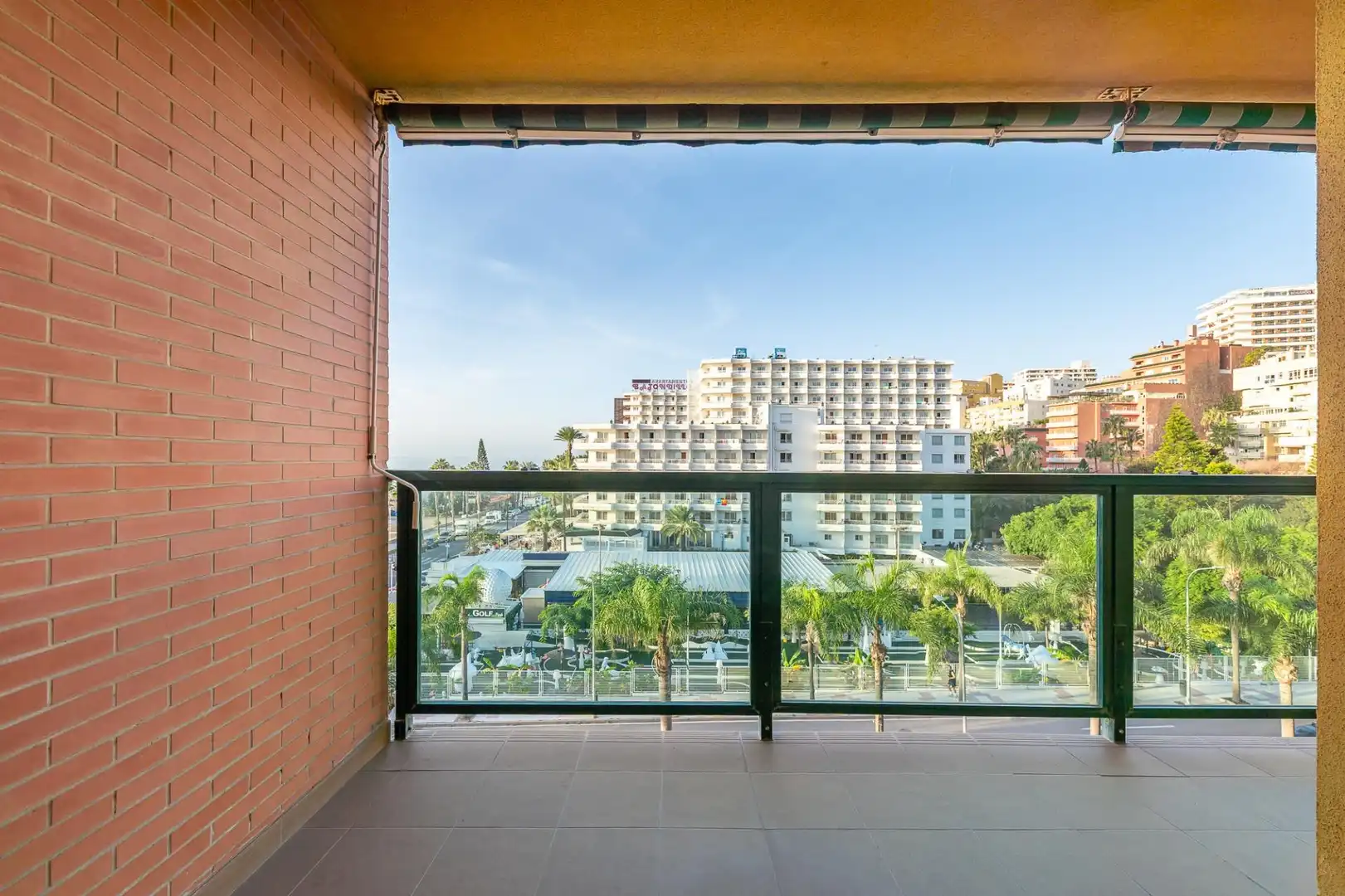 Terrassa de Apartament en venda en Torremolinos amb Aire condicionat, Calefacció i Jardí privat