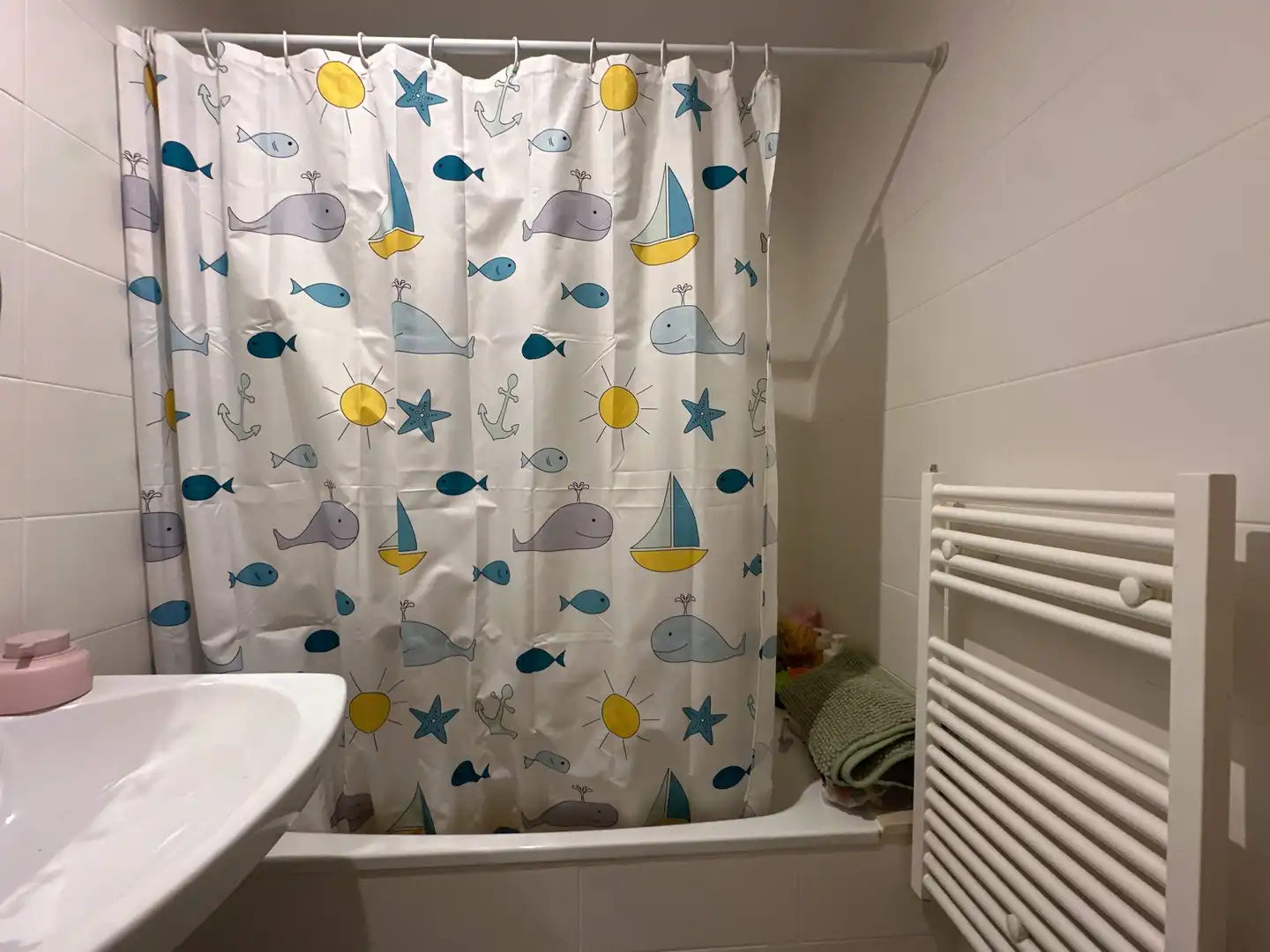 Badezimmer von Einfamilien-Reihenhaus zum Verkauf in Sant Esteve Sesrovires mit Klimaanlage, Heizung und Privatgarten