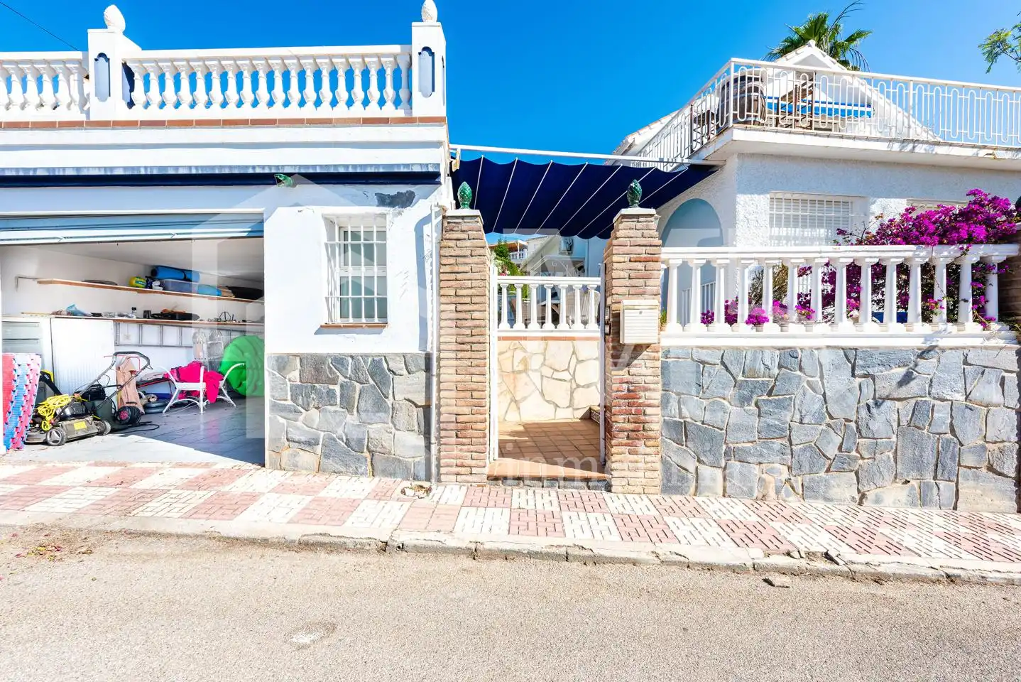 Vista exterior de Casa o chalet en venta en Vélez-Málaga con Jardín privado, Terraza y Piscina