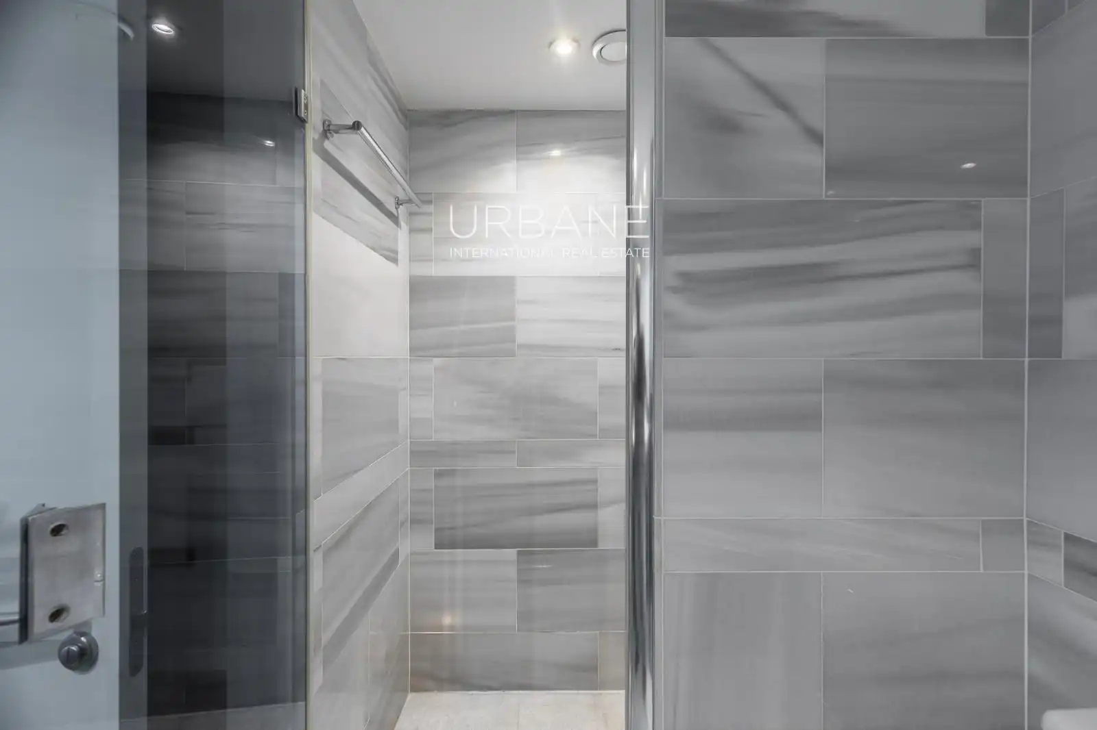 Baño de Ático de alquiler en Barcelona con Aire acondicionado, Calefacción y Amueblado