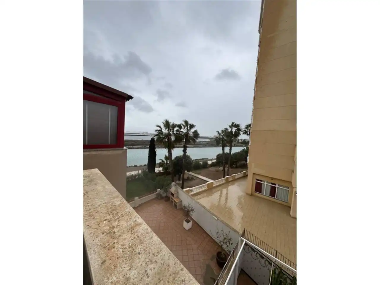 Vista exterior de Casa adosada en venda en La Manga del Mar Menor amb Aire condicionat, Terrassa i Moblat
