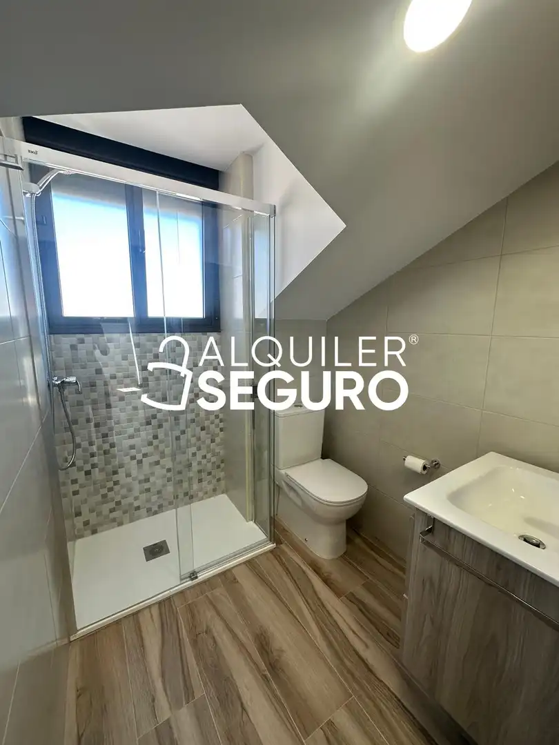 Badezimmer von Dachboden zur Miete in Fuenlabrada mit Klimaanlage und Heizung
