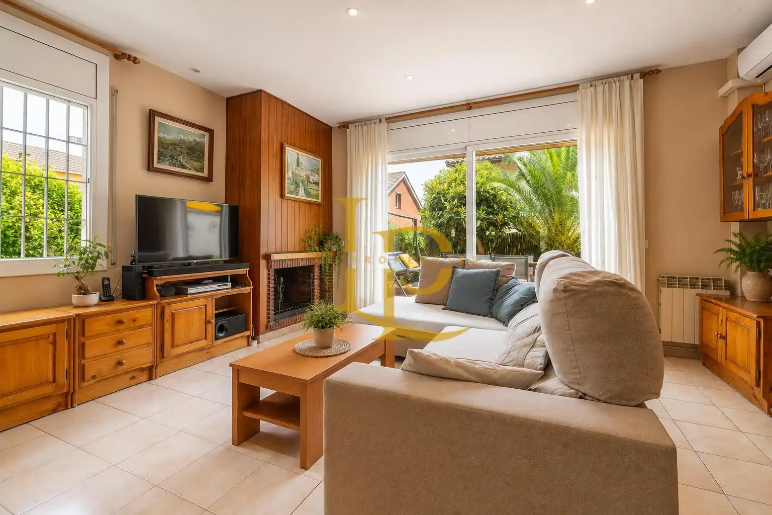 Sala de estar de Casa adosada en venta en Sant Cugat del Vallès con Aire acondicionado, Calefacción y Jardín privado