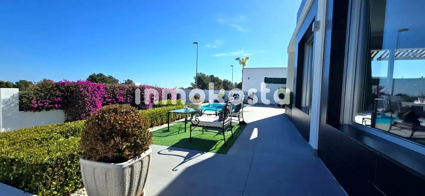 Vista exterior de Casa o xalet en venda en Polop amb Aire condicionat, Calefacció i Jardí privat