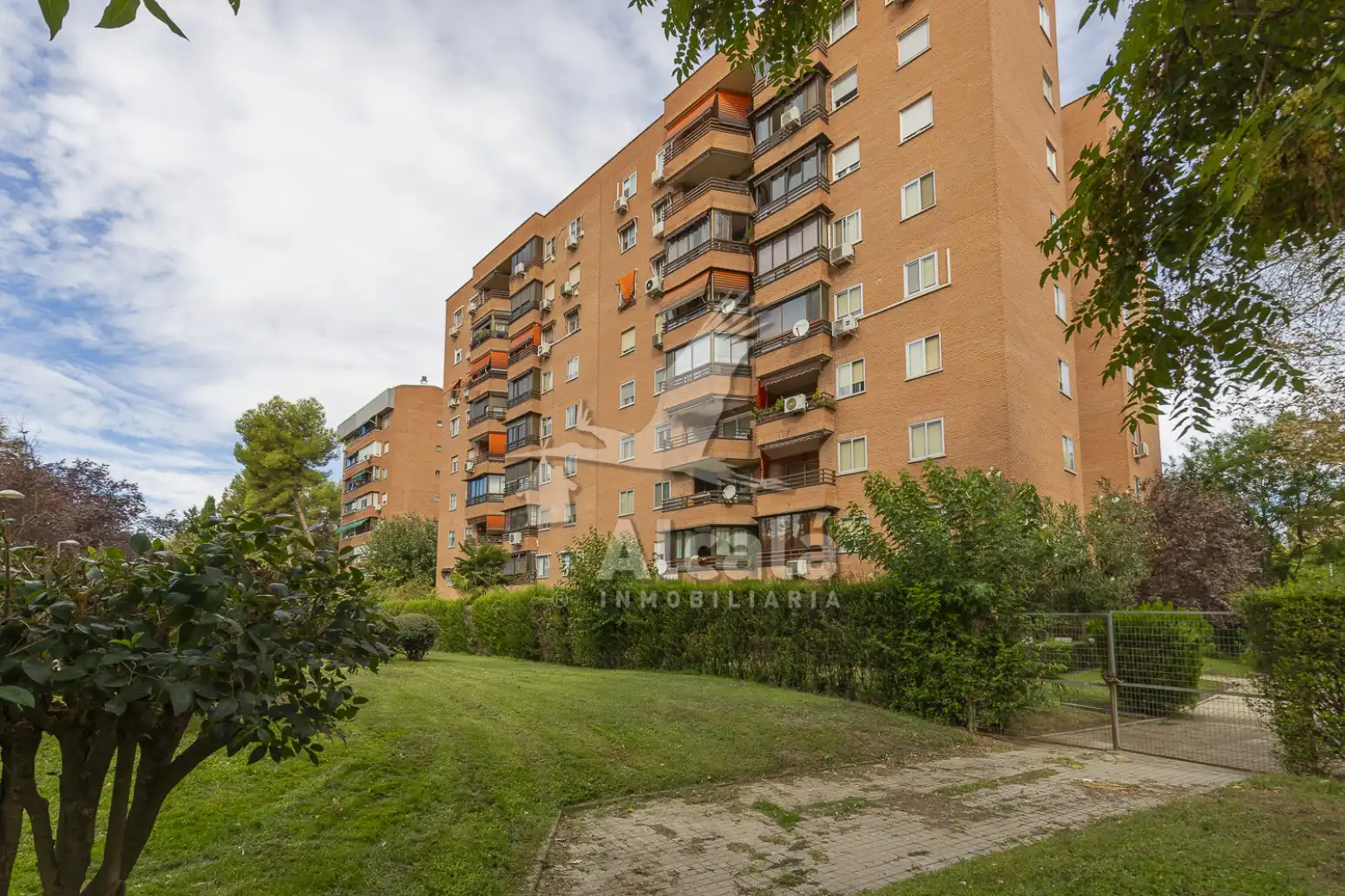 Vista exterior de Piso en venta en Coslada con Aire acondicionado, Calefacción y Jardín privado